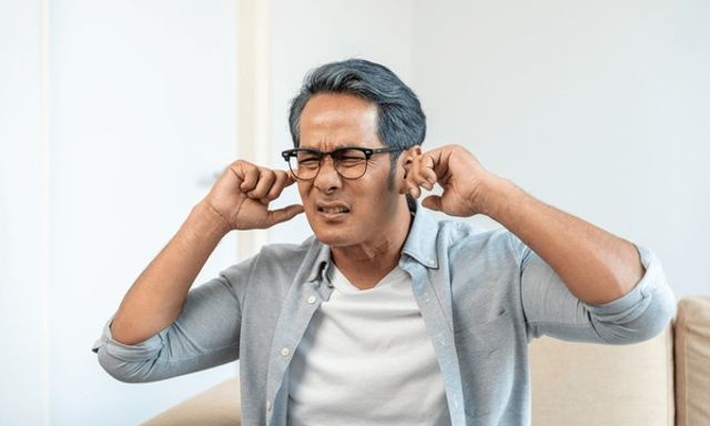 Mâu thuẫn với hàng xóm, người đàn ông tung chiêu trả đũa “rợn tóc gáy” gây bão mạng