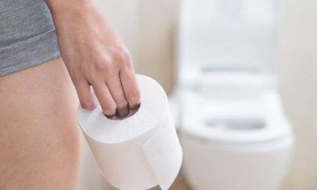 Ngồi xổm hay lót giấy cũng “vô dụng”? Sự thật về nhà vệ sinh công cộng khiến ai cũng giật mình