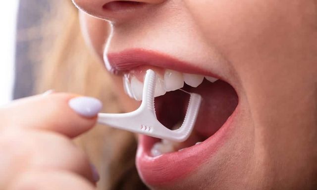 Cảnh báo: Dùng tăm chỉ nha khoa kiểu này, người đàn ông suýt trả giá bằng mạng sống