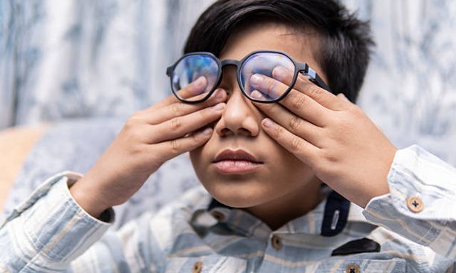 Con đeo kính càng ngày càng mờ, 1 năm sau phát hiện lỗi “khó tin” khiến phụ huynh ngã ngửa