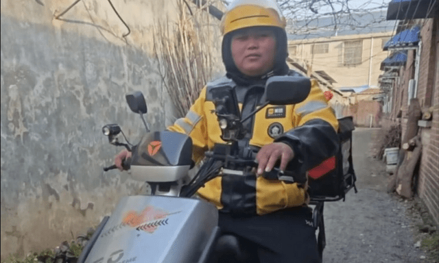 Một mình phục vụ cả thị trấn: Nghề shipper ở quê có thực sự “hái ra tiền”?