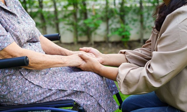 Có nhà riêng, có lương hưu nhưng vẫn vào viện dưỡng lão: Cụ bà 81 tuổi chỉ khẽ nói với con gái một câu khiến nhiều người nghẹn lòng