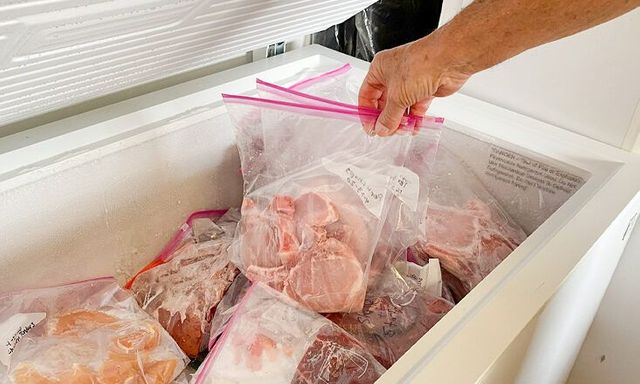 Thịt để trong ngăn đông quá thời gian này: Chưa có dấu hiệu hỏng cũng không nên ăn vì nguy cơ gây ung thư