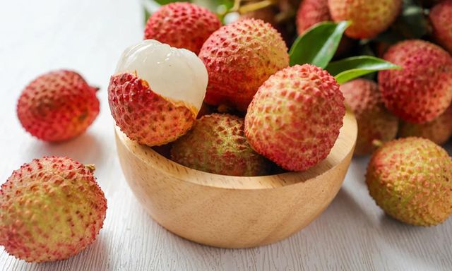 Bà cụ hôn mê sau khi liên tục ăn nhiều vải: Lưu ý cách ăn đúng trong mùa cao điểm