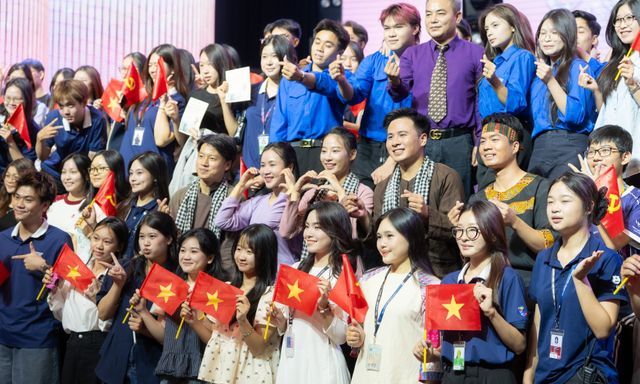 Gần 50 nghệ sĩ Nhà hát Kịch Việt Nam kể chuyện Bác Hồ trên sân khấu Trường Đại học Thăng Long