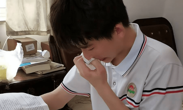 Nam sinh Trung Quốc là thủ khoa toàn quận vẫn trượt nguyện vọng 1, nhà trường khẳng định: 