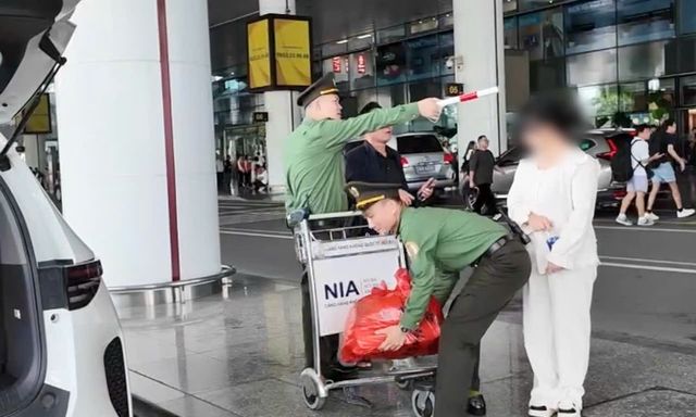 Cô gái Việt trở về sau 15 năm lưu lạc ở nước ngoài, Công an cửa khẩu cảng HKQT Nội Bài có hành động bất ngờ