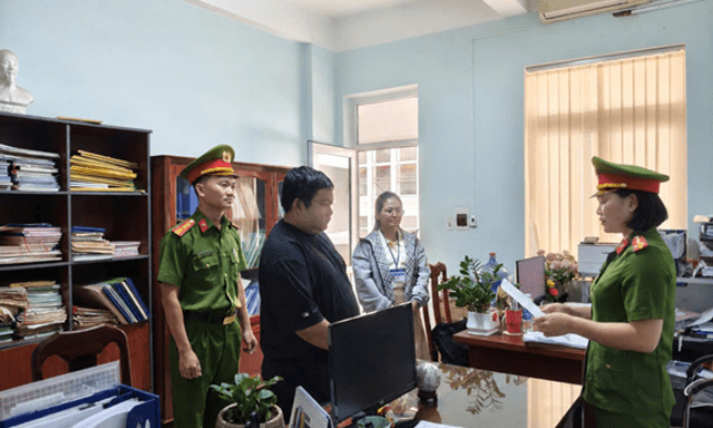 Công an điều tra loạt giao dịch tổng cộng 2,25 tỷ đồng từ một người đàn ông liên tục chuyển cho V.L.M.H