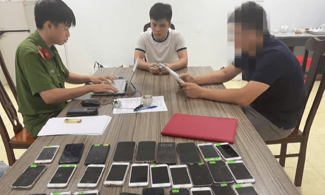  Công an điều tra loạt giao dịch tổng cộng gần 400.000.000 đồng liên tục chuyển vào tài khoản 7 thanh niên SN 2001 - 2006 