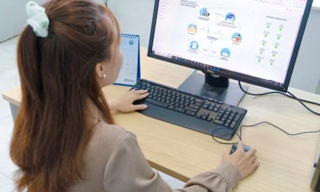 Nữ nhân viên xin nghỉ phép trước nửa tháng để giỗ bố, quản lý từ chối với lý do thiếu nhân sự: Bộ Nội vụ trả lời