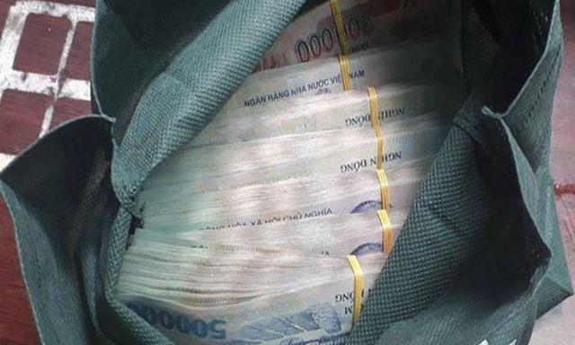 Người phụ nữ SN 1978 trình báo đánh rơi túi xách chứa 56.000.000 đồng ở ngã 3 đường, công an cơ sở lập tức rà soát suốt 50km để xác minh