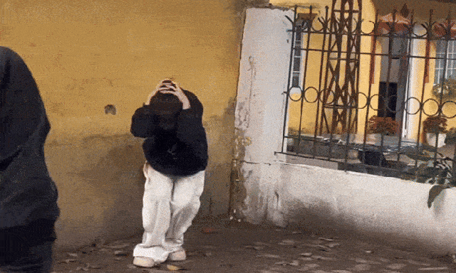 Clip cực viral: Mỹ nhân Việt bị ném 100 quả trứng vào người, 