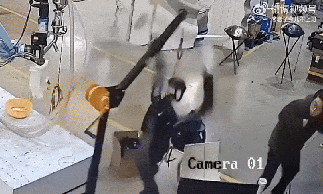 Video sốc: Robot nổi loạn, lao vào tấn công kỹ sư vận hành để 