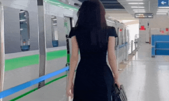 Mỹ nhân Việt đang cực viral nhờ vài giây cài cúc áo, mặc đồ kín mít vẫn vòng nào ra vòng nấy