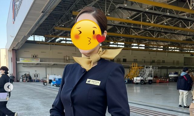 Tìm đâu được nữ tiếp viên hàng không đẹp cỡ này: Visual mướt mượt ngắm khó rời mắt, netizen rần rần thả tim không kịp