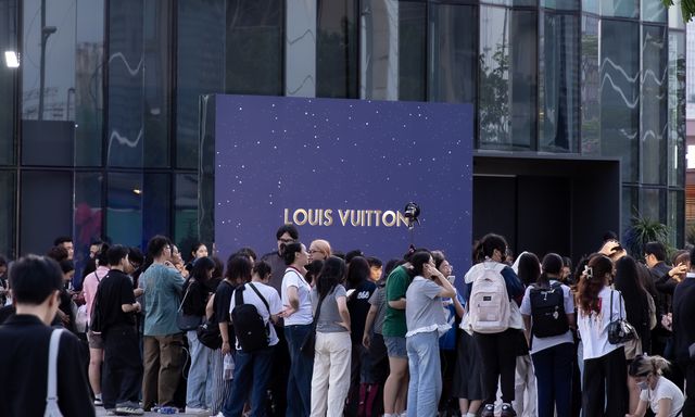 Siêu sự kiện giáng sinh của Louis Vuitton: Trước giờ G, fan Vbiz vây kín vị trí đắc địa