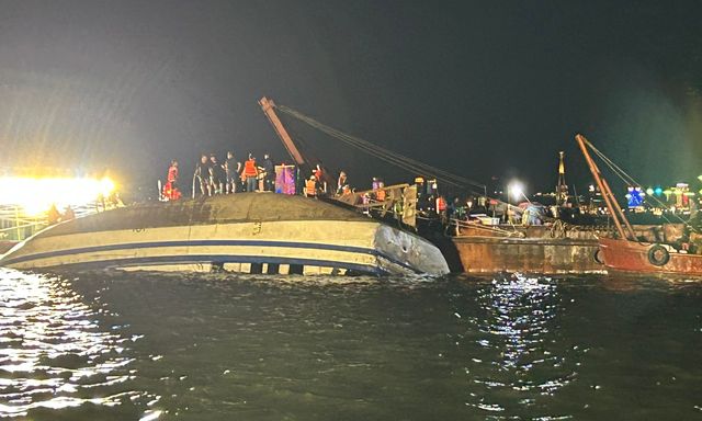 Đắm tàu trên Vịnh Hạ Long chở 53 người: Vớt được 34 thi thể, còn 8 người mất tích