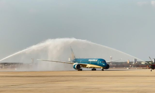 Thời khắc lịch sử: Siêu máy bay hạ cánh thành công, chính thức 'xông đất' sân bay 16 tỷ USD của Việt Nam