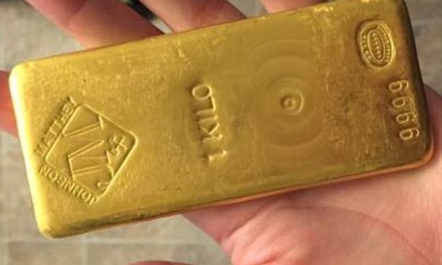 Phát hiện thỏi vàng 1 kg trị giá hơn 4 tỷ đồng dưới bồn tắm, người đàn ông suýt vứt cả ‘kho báu’ vào sọt rác