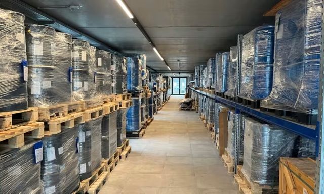 Phát hiện căn hầm chứa hàng trăm thùng phi lớn đựng hơn 300 tấn ‘kho báu’ cả thế giới thèm khát, tường dày cả gang, cửa nặng 4 tấn, camera an ninh hoạt động 24/7, nội bất xuất ngoại bất nhập