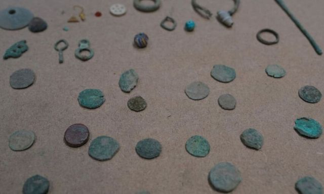 Phát hiện vàng và hàng trăm đồng xu trên đất sau cơn mưa lớn, chính quyền lập tức phong tỏa khu vực, giá trị lớn đến không ngờ