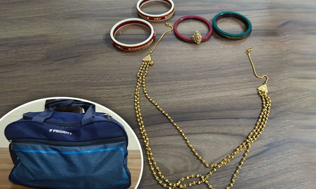 Phát hiện chiếc túi chứa 45 lượng vàng, nữ lao công đem nộp cho cảnh sát