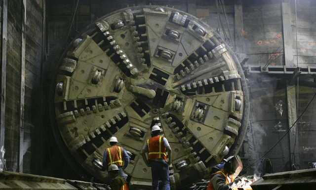 Trung Quốc tạo kỳ tích gây sốc: Máy đào hầm dài 145 mét, nặng 5.000 tấn bất ngờ mắc kẹt dưới đáy sông, được ‘giải cứu’ thành công bằng cách không ai ngờ