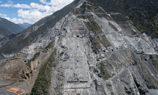 Mang vật liệu lên đỉnh 3.000 mét, dưới lòng đất 650 mét: Láng giềng Việt Nam đang xây công trình chưa từng có trên thế giới