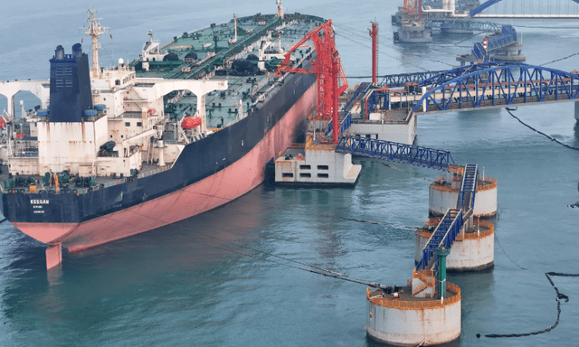 Giá dầu quay đầu tăng sau khi giảm mạnh nhất 6 năm, Iran cáo buộc Mỹ vi phạm thỏa thuận