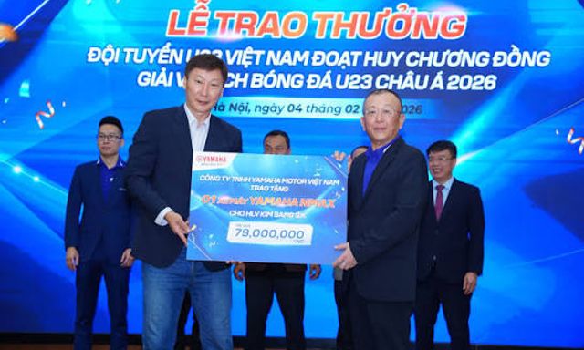 Chiếc xe máy đặc biệt HLV Kim Sang-sik được tặng sau chiến tích của U23 Việt Nam