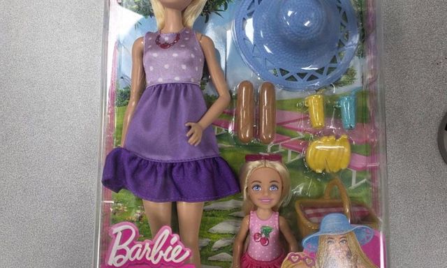 Mua búp bê về tặng con gái, phát hiện cảnh tượng kinh hãi khi mở hộp 