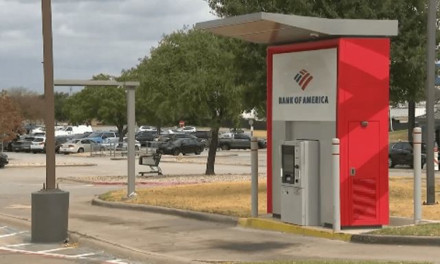 Phát hiện túi chứa hơn 3 tỷ đồng tiền mặt nằm chỏng chơ trên nóc cây ATM