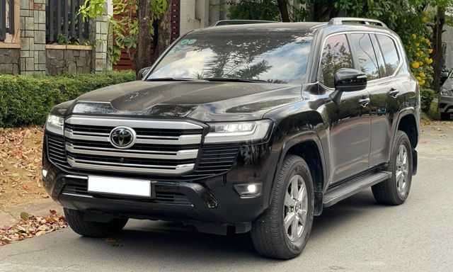 Toyota Land Cruiser đi hơn 34.000km bán đắt hơn giá niêm yết mới: Nội thất xuống sắc, trang bị không bằng lô xe mới hiện tại