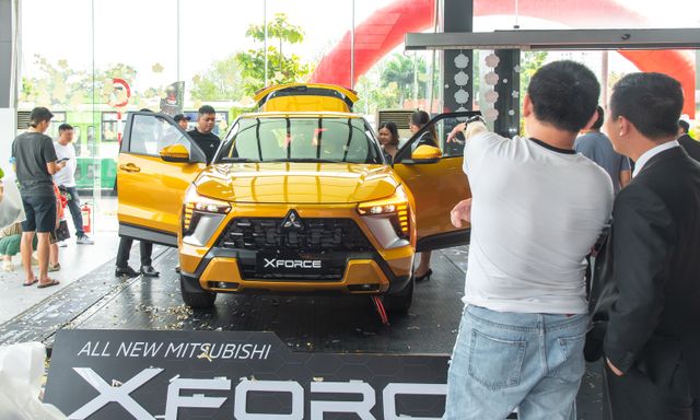 Mitsubishi Xforce Premium giá 699 triệu về đại lý, khách hàng bủa vây xem xe, đông như tại triển lãm