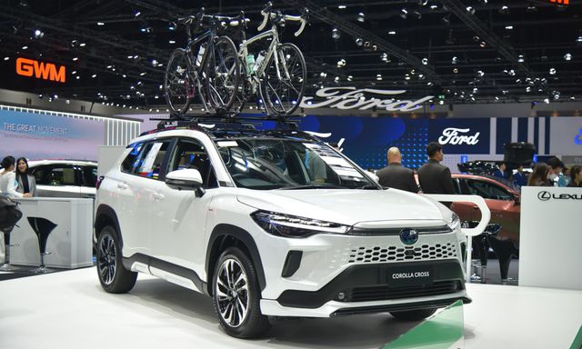 Ảnh thực tế Toyota Corolla Cross 2024: Thiết kế kiểu xe điện, thêm nhiều tiện nghi hiện đại, sắp về Việt Nam làm khó CX-30