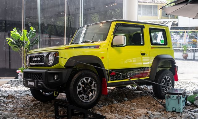 Ảnh thực tế Suzuki Jimny giá 799 triệu đã về đại lý: Lên tem, phối màu nổi, có phụ kiện cho người mê dã ngoại