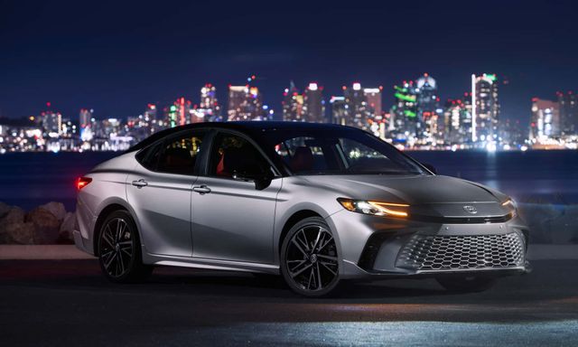 Toyota Camry đời mới chỉ có động cơ hybrid mà không dùng máy điện đang hot, hãng lý giải: 'Người dùng muốn thế'