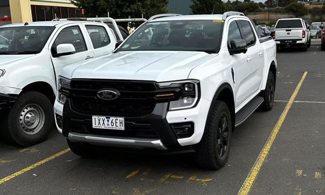 Ford Ranger Wildtrak hybrid lăn bánh trên đường trước ra mắt: Có cổng sạc, mạnh hơn nhiều bản thường, về Việt Nam dễ thành hàng hot