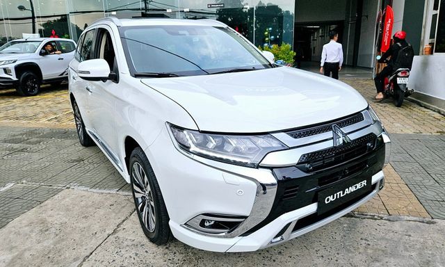 Giá Mitsubishi Outlander có 'đáy' mới: Bản tiêu chuẩn giảm còn 730 triệu, rẻ ngang Yaris Cross và Seltos