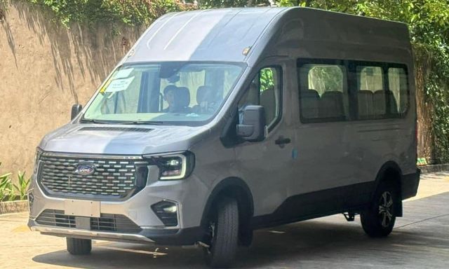 Ảnh thực tế nội, ngoại thất Ford Transit 2024 sắp ra mắt Việt Nam: Đèn kiểu Everest, bên trong xịn sò, màn hình kép như Mercedes