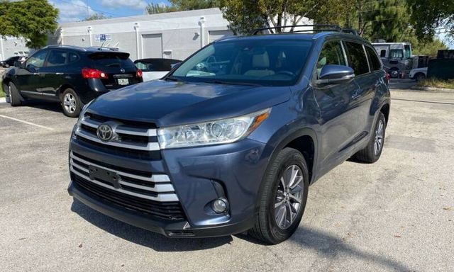 Toyota Highlander 7 năm tuổi mới lăn bánh hơn 1.000km được bán lại 1,7 tỷ đồng: Vẫn dùng vô lăng 'nhựa' nhưng có gói ADAS