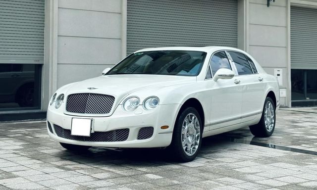 Chiếc Bentley Flying Spur hơn 1,4 tỷ này sẽ khiến người dùng 'chịu chơi' cân nhắc thay vì mua Camry hybrid