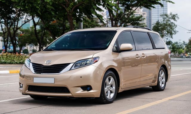 Toyota Sienna 2012 rao bán hơn 1,2 tỷ đồng: MPV gia đình giá ngang Kia Carnival nhưng to hơn, riêng nội thất độ hết 400 triệu