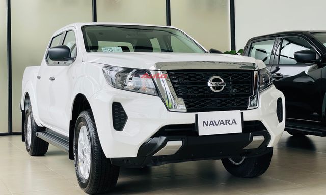 Ảnh thực tế Nissan Navara EL giá 699 triệu tại đại lý: Có bệ bước, màn hình 10 inch, đấu Ranger XLS