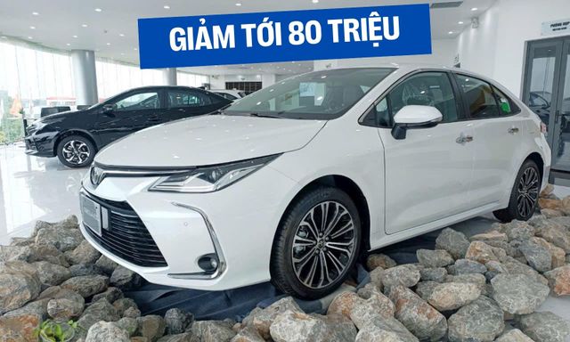 Toyota Corolla Altis giảm tới 80 triệu tại đại lý: Sản xuất 2023, bản giữa thấp hơn Civic tiêu chuẩn