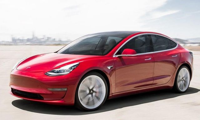 Tesla cập nhật phần mềm, một TikToker bị nhốt với cái nóng 45 độ C trong xe