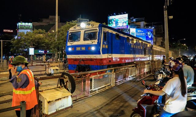 Hơn 500 đầu máy toa xe sắp bị 'xếp vào kho' của đường sắt Việt Nam được giải cứu