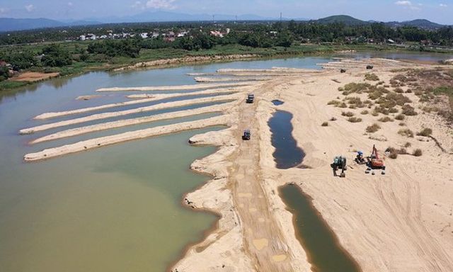 Hà Nội nói gì về kết quả kiểm tra việc đấu giá 3 mỏ cát gần 1.700 tỷ, gấp hàng trăm lần giá khởi điểm?