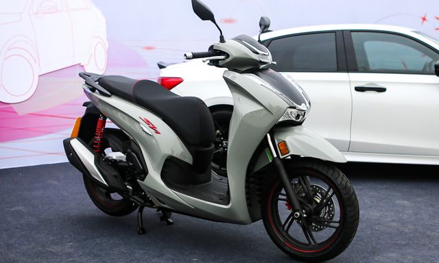 Mẫu xe máy rẻ hơn ô tô rẻ nhất Việt Nam 50 triệu, nhìn giống Honda SH160i nhưng muốn lái phải đổi bằng