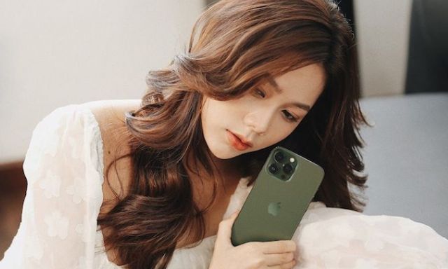 Bỗng 1 ngày gái lạ lăm lăm iPhone bấm chuông cửa - 'Chúc mừng' bạn sắp bị lừa?